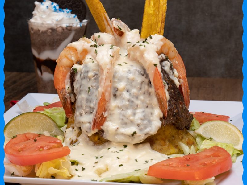 La Isla Del Frappe & Puchunguis Pinchos food
